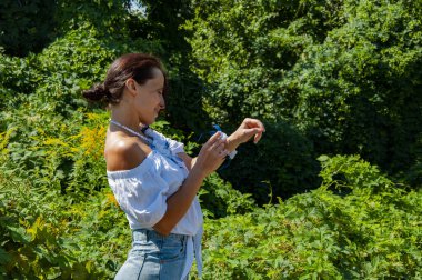 Meditasyon köşesi ve sağlık. Çekici İspanyol kız, yeşil beyaz. Doğal güzellik. Yeşillik ormanında yaşayan bir kadın. Organik giysiler. Kırsal yaşam tarzı. Doğa inziva hayatı. Yaz zamanı..