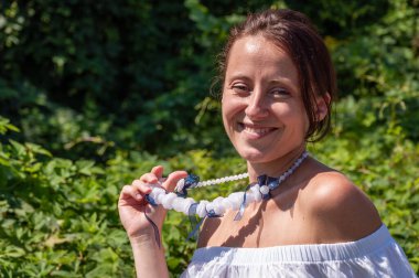 Rahatlama geri çekilme yaşam tarzı. Mutlu İspanyol kız, yeşil beyaz. Doğa kaçışı. Yeşillik ormanında oturan bir kadın. Boho yaz modası. Çarpıcı tropikal güzellik. Yalnızlık ve özgürlük.