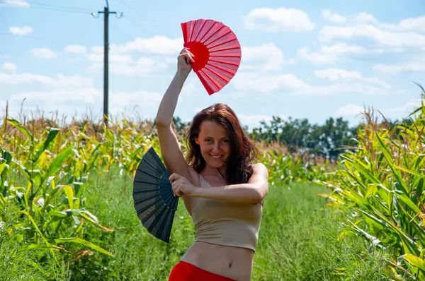 Halk kültürü. Geleneksel dans flamenkosu. Sanatsal yaşam tarzı. Küresel turizm. Kadınsal özgürlük. Folklorik kız seyahati. Flamenko dansçısı. Tarlada dans eden kırmızı etekli heyecanlı kadın..