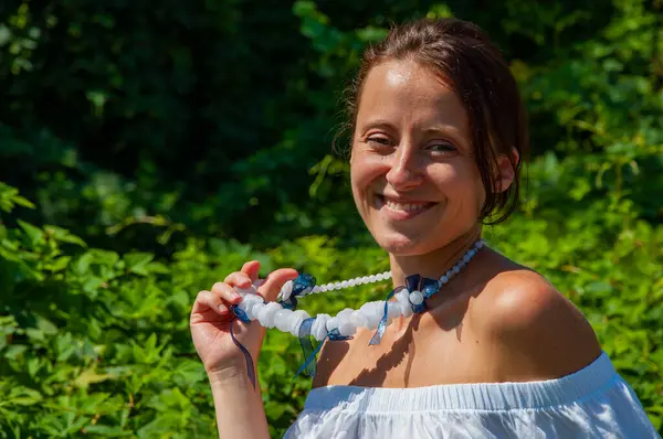 Bereketli yeşil ormanda mutlu bir kadın portresi. Organik giysiler. Kırsal yaşam tarzı. Doğa inziva hayatı. Meditasyon köşesi ve sağlık. Çekici İspanyol kız, yeşil beyaz. Doğal güzellik..