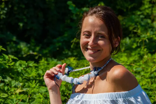 Organik giysiler. Kırsal yaşam tarzı. Doğa inziva hayatı. Meditasyon köşesi ve sağlık. Çekici İspanyol kız, yeşil beyaz. Doğal güzellik. Yeşillik ormanında bir kadın portresi. Boşluğu kopyala.