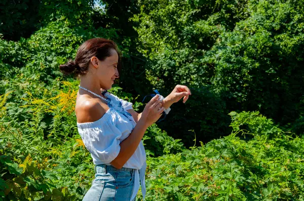 Meditasyon köşesi ve sağlık. Çekici İspanyol kız, yeşil beyaz. Doğal güzellik. Yeşillik ormanında yaşayan bir kadın. Organik giysiler. Kırsal yaşam tarzı. Doğa inziva hayatı. Yaz zamanı..