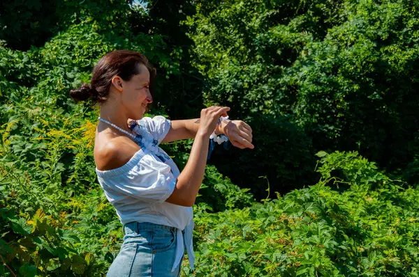 Çekici İspanyol kız, yeşil beyaz. Doğal güzellik. Yeşillik ormanında yaşayan bir kadın. Organik giysiler. Kırsal yaşam tarzı. Doğa inziva hayatı. Meditasyon köşesi ve sağlık. Yerel turizm.
