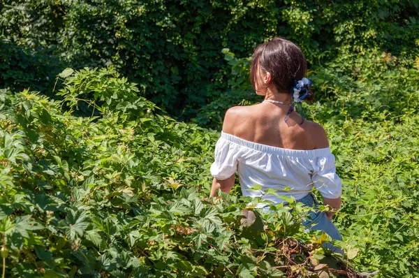 Egzotik orman. Çarpıcı tropikal güzellik. Bitkisel ilaçlar. Rahatlama inzivası. İnci kolyeli genç İspanyol kız, yeşil beyaz. Doğa terapisi. Yeşillik ormanında oturan bir kadın. Pankart.