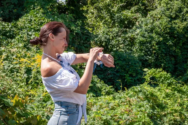 Yeşillik ormanında duran bir kadın. Boho yaz modası. Çarpıcı tropikal güzellik. Yalnızlık ve özgürlük. Rahatlama geri çekilme yaşam tarzı. Düşünen İspanyol kız, yeşil beyaz. Doğa kaçışı.