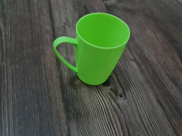 緑のハンドルを持つプラスチック製のガラス — ストック写真