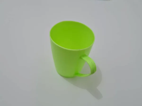 Ein Glas Aus Kunststoff Mit Grünem Griff — Stockfoto