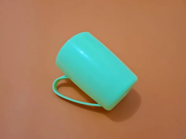 Ett Glas Plast Med Grönt Handtag — Stockfoto