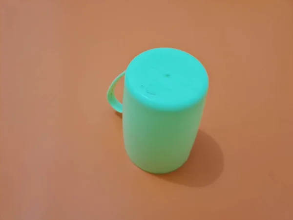绿色手柄塑料制成的杯子 — 图库照片