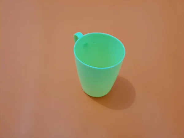 Egy Zöld Nyéllel Ellátott Műanyag Pohár — Stock Fotó
