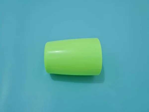 Egy Zöld Nyéllel Ellátott Műanyag Pohár — Stock Fotó