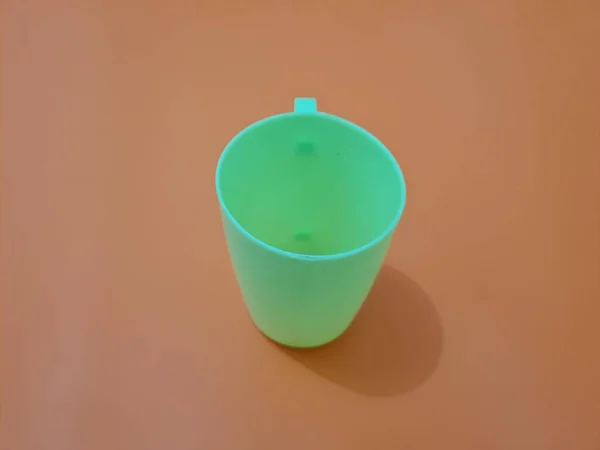 Verre Plastique Avec Une Poignée Verte — Photo