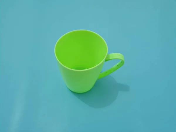 Verre Plastique Avec Une Poignée Verte — Photo