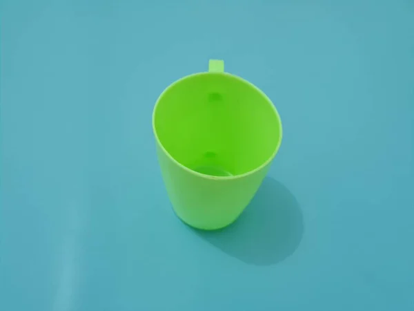 Стакан Пластика Зеленой Ручкой — стоковое фото