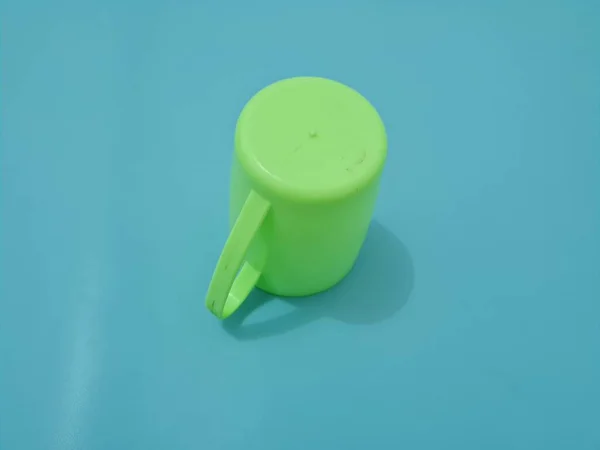 Yeşil Saplı Plastikten Yapılmış Bir Bardak — Stok fotoğraf