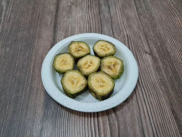 Reife Bananenscheiben Mit Grüner Schale Einem Weißen Behälter Serviert — Stockfoto