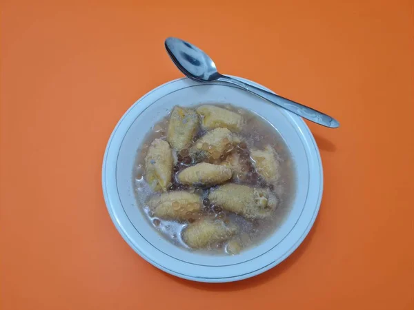 Γλυκό Κομπόστα Που Περιέχει Ώριμες Φέτες Μπανάνας Και Σάλτσα Γάλακτος — Φωτογραφία Αρχείου