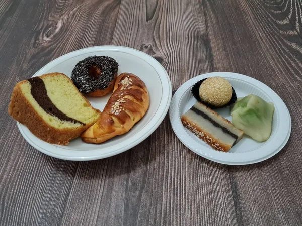 Sünger Ekmeği Reçelli Ekmek Çikolatalı Çörek Wingko Mendut Atıştırmalıkları Onde — Stok fotoğraf