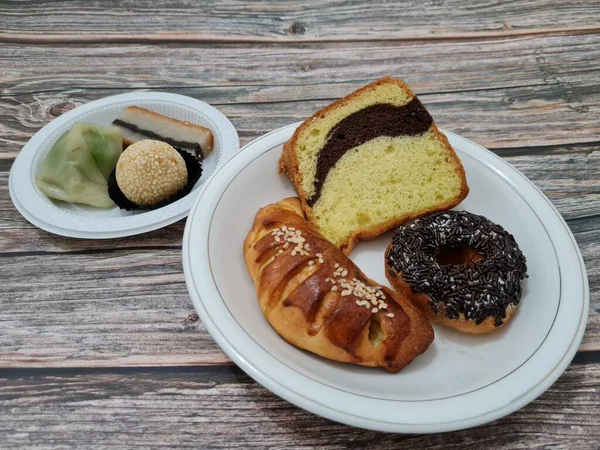 Коллекция Рыночных Закусок Состоящая Губчатого Хлеба Хлеба Джемом Шоколадных Пончиков — стоковое фото