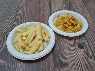 Kızarmış atıştırmalıklar, çıtır çıtır, uzun krakerler ve çerezler.