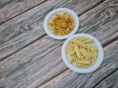 Kızarmış atıştırmalıklar, çıtır çıtır, uzun krakerler ve çerezler.