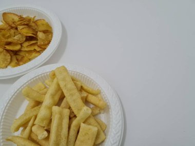 Kızarmış atıştırmalıklar, çıtır çıtır, uzun krakerler ve çerezler.