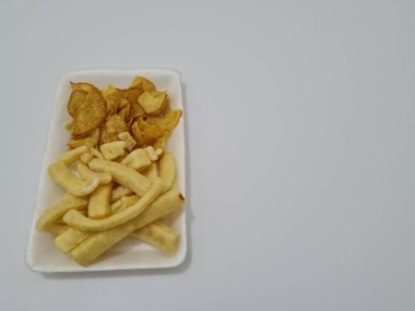 Kızarmış atıştırmalıklar, çıtır çıtır, uzun krakerler ve çerezler.