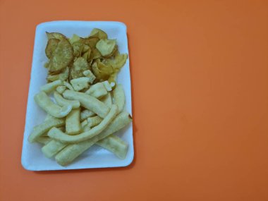 Kızarmış atıştırmalıklar, çıtır çıtır, uzun krakerler ve çerezler.