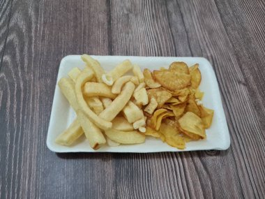 Kızarmış atıştırmalıklar, çıtır çıtır, uzun krakerler ve çerezler.