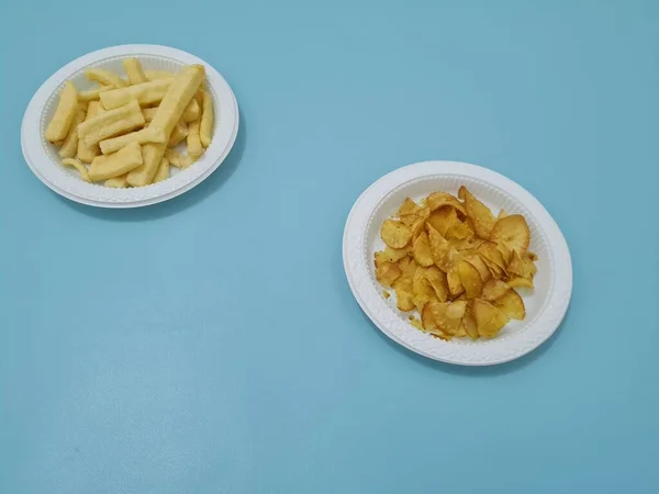 stock image Fried snacks with a crispy taste, namely long crackers and cassava chips