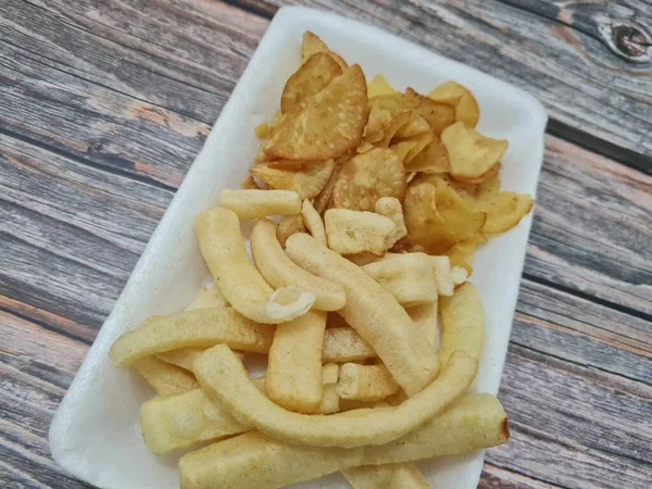 Τηγανητά Σνακ Τραγανή Γεύση Δηλαδή Μακριές Κροτίδες Και Cassava Chips — Φωτογραφία Αρχείου
