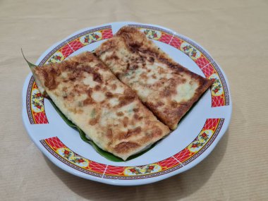 Sebze ve etle dolu kızarmış omlet tabağı, bu yemek Asya 'dan geliyor.