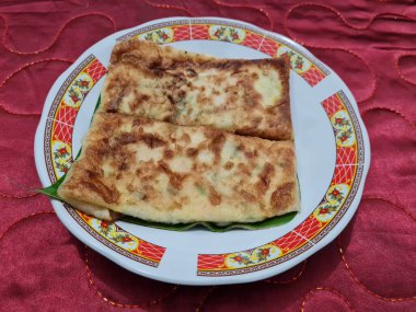 Sebze ve etle dolu kızarmış omlet tabağı, bu yemek Asya 'dan geliyor.