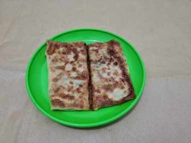 Sebze ve etle dolu kızarmış omlet tabağı, bu yemek Asya 'dan geliyor.