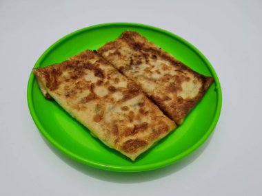 Sebze ve etle dolu kızarmış omlet tabağı, bu yemek Asya 'dan geliyor.