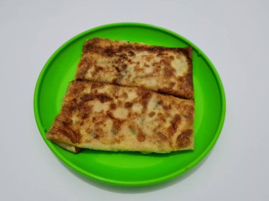 Sebze ve etle dolu kızarmış omlet tabağı, bu yemek Asya 'dan geliyor.