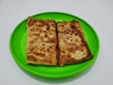 Sebze ve etle dolu kızarmış omlet tabağı, bu yemek Asya 'dan geliyor.