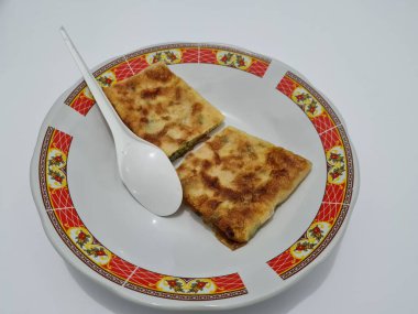Sebze ve etle dolu kızarmış omlet tabağı, bu yemek Asya 'dan geliyor.