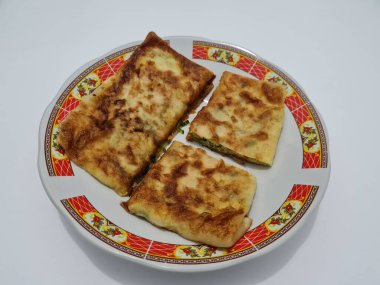 Sebze ve etle dolu kızarmış omlet tabağı, bu yemek Asya 'dan geliyor.