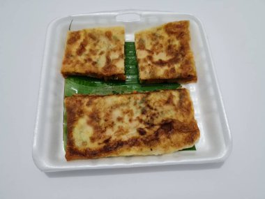 Sebze ve etle dolu kızarmış omlet tabağı, bu yemek Asya 'dan geliyor.