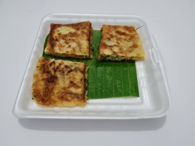 Sebze ve etle dolu kızarmış omlet tabağı, bu yemek Asya 'dan geliyor.