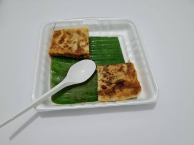 Sebze ve etle dolu kızarmış omlet tabağı, bu yemek Asya 'dan geliyor.