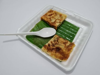 Sebze ve etle dolu kızarmış omlet tabağı, bu yemek Asya 'dan geliyor.