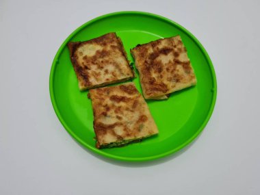 Sebze ve etle dolu kızarmış omlet tabağı, bu yemek Asya 'dan geliyor.