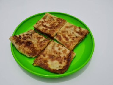 Sebze ve etle dolu kızarmış omlet tabağı, bu yemek Asya 'dan geliyor.