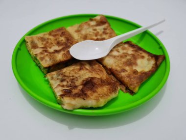Sebze ve etle dolu kızarmış omlet tabağı, bu yemek Asya 'dan geliyor.