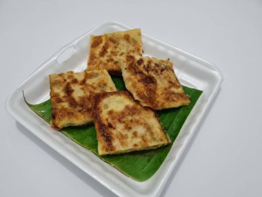 Sebze ve etle dolu kızarmış omlet tabağı, bu yemek Asya 'dan geliyor.