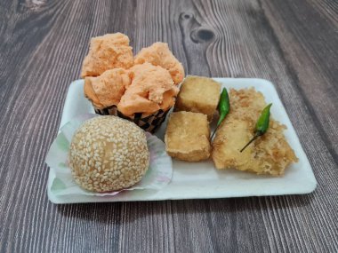 Kızarmış tofu, kızarmış muz, onde-onde ve ekmek süngeri içeren pazar atıştırmalıkları.