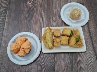 Kızarmış tofu, kızarmış muz, onde-onde ve ekmek süngeri içeren pazar atıştırmalıkları.