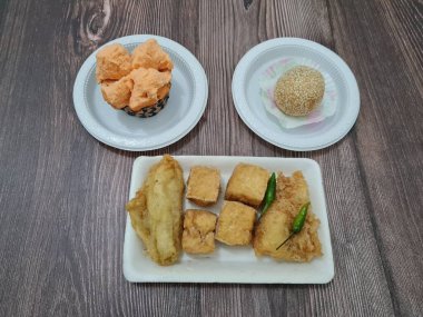 Kızarmış tofu, kızarmış muz, onde-onde ve ekmek süngeri içeren pazar atıştırmalıkları.